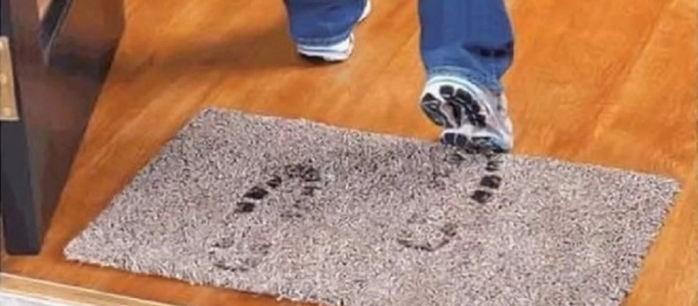 Γιατί πρέπει να βγάζουμε τα παπούτσια από το σπίτι πριν μπούμε;